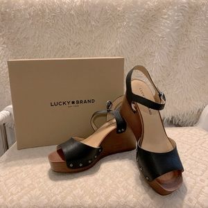 Woman’s lucky brand wedge 7 black leather